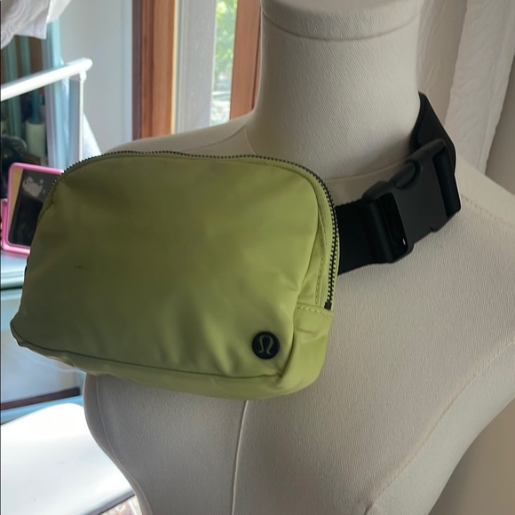 Lululemon Everywhere Lemon Lime Green Belt Bag Crossbody - Picture 4 of 15